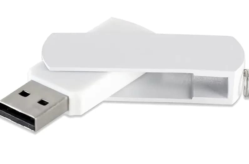 promosyon beyaz plastik USB bellek, döner kapaklı, metal uçlu, gümüş halkalı, yazısız, beyaz zemin