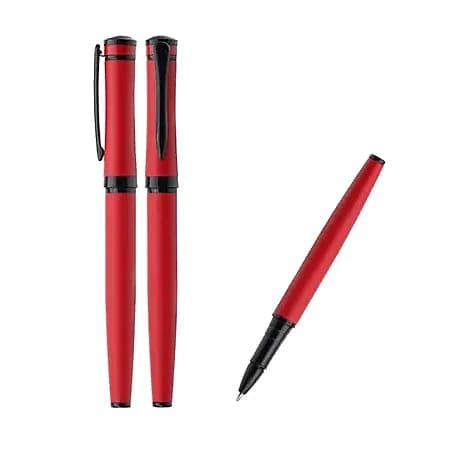 promosyon kırmızı metal roller kalem, siyah kapaklı ve kapaksız çift görünüm, beyaz fon