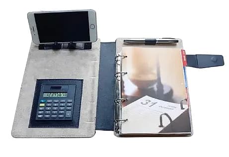 Organizatör ajanda, telefon tutucu ve gömülü hesap makinesi, altı halkalı not kısmı; promosyon ürünü