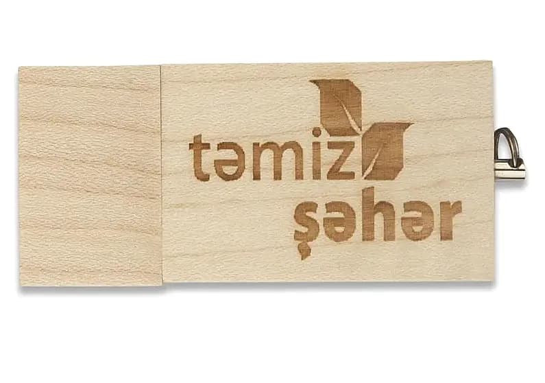 promosyon açık renk ahşap USB bellek, kahverengi yazı baskılı, sağda metal halka, beyaz zemin
