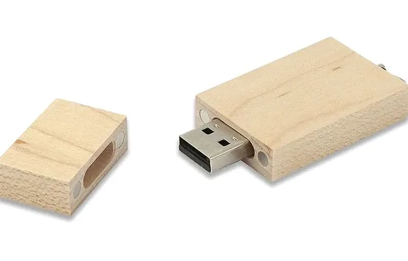 promosyon açık ahşap dikdörtgen kapaklı USB bellek, iki parça, metal bağlantı uçlu, yazısız