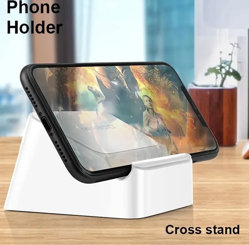 promosyon beyaz telefon standı, ahşap masada yatay siyah telefon ve yeşil bitki