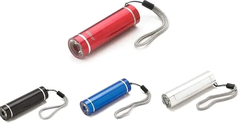 promosyon dört silindirik el feneri; kırmızı, siyah, mavi ve gümüş renkli, metal gövdeli, halatlı