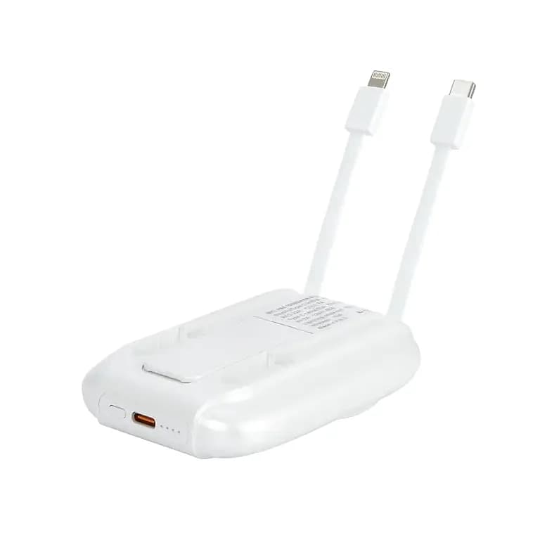 Beyaz promosyon powerbank, iki sabit kablo ve yan kenarda dört LED