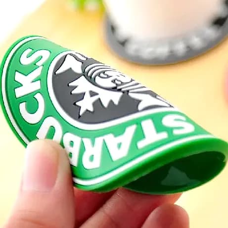 Silikon bardak altlığı, yeşil esnek gövde ve yuvarlak logo baskısı; promosyon ürünü