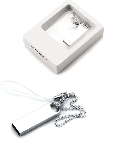 promosyon pencereli kutu içinde gümüş metal USB bellek ve bilyeli zinciri