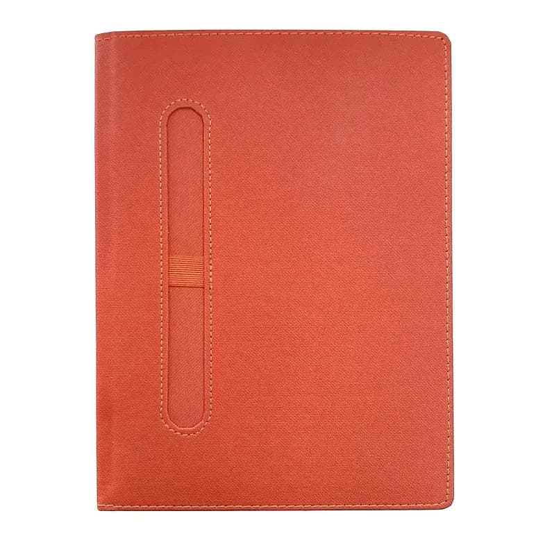 promosyon turuncu suni deri defter, solda dikey kalem halkası, dikişli kenarlar, beyaz arka plan