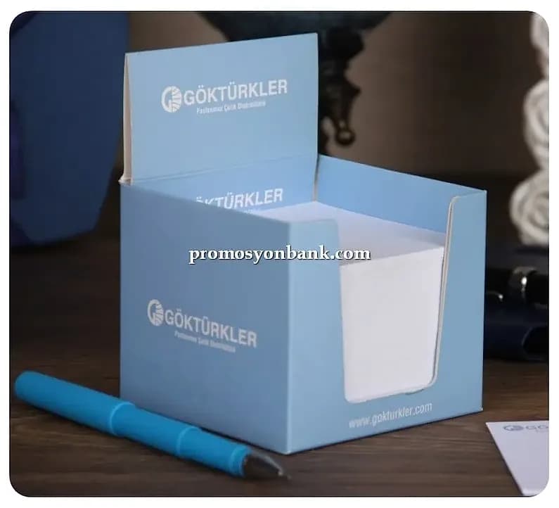 promosyon açık mavi notluk kutu, ön penceresinden görünen beyaz kağıt blok ve yanında kalem
