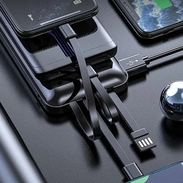 promosyon siyah powerbank, üç telefonla kablolu kullanım, deri zemin üzerinde