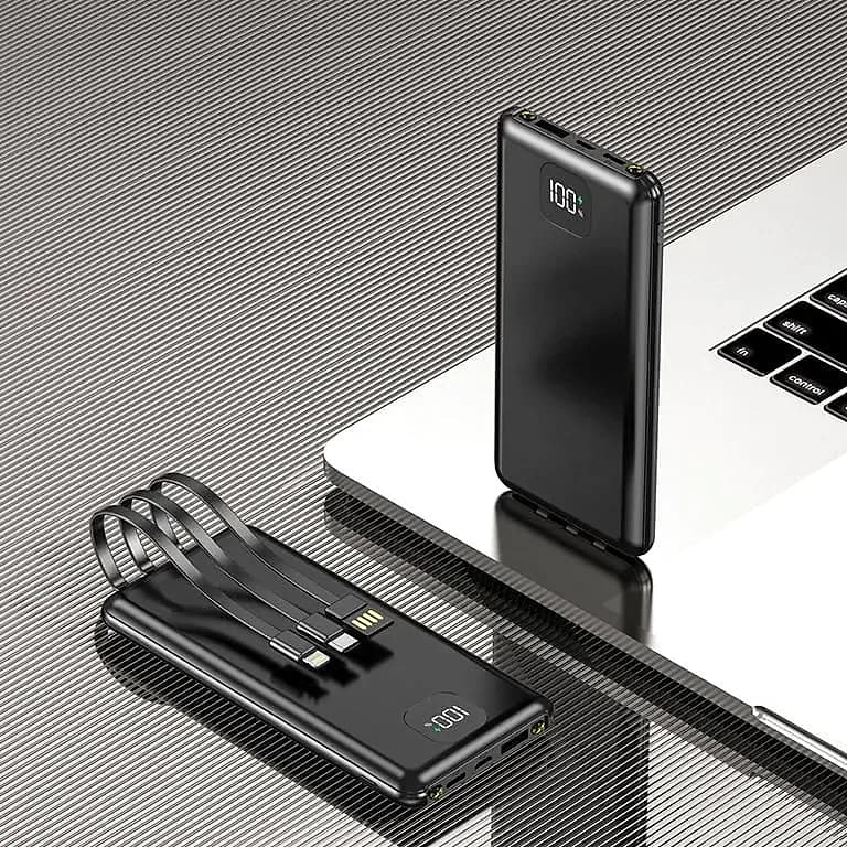 promosyon iki adet siyah powerbank, dijital gösterge ve çizgili zemin