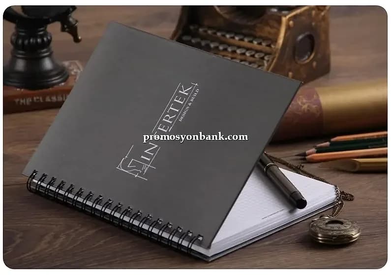 promosyon siyah kapaklı spiralli bloknot, sol kenarı metal spiralli, beyaz logo baskılı