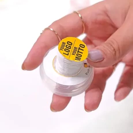 Elde organik tablet mendil kutusu ve açılan mendil makarası; promosyon ürünü