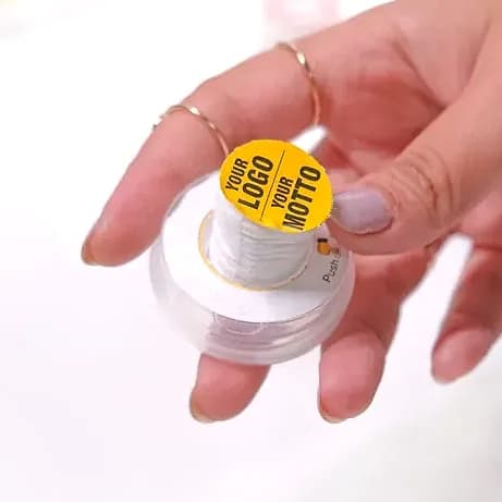 Elde tablet mendil kutusu ve dışarı çekilen mendil; promosyon ürünü, beyaz zemin