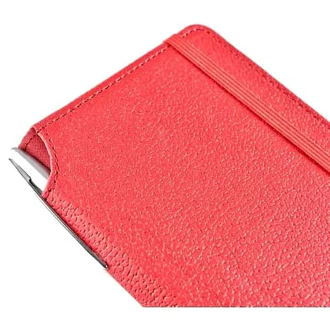 promosyon kırmızı grenli deri defter kapağı yakın plan, yivli lastik ve gümüş uç