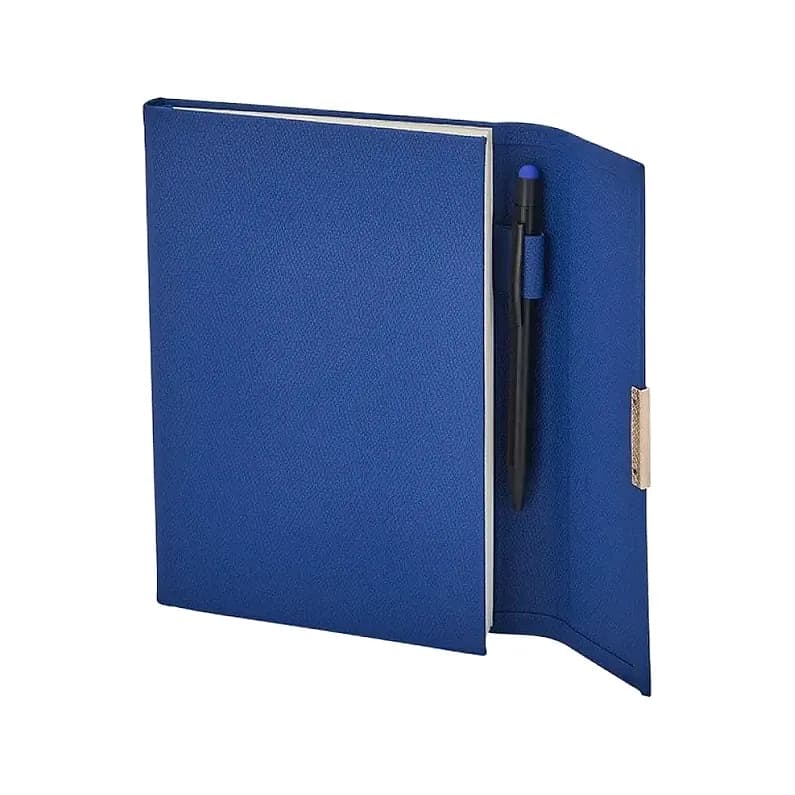 Açık duran lacivert promosyon defter, iç kapağında kalem yuvası ve siyah kalem