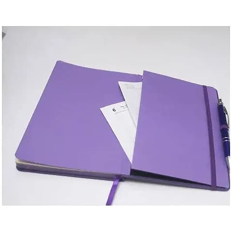 promosyon mor deri defter açık halde, lacivert kalem ve 2018 tarihli kartlarla