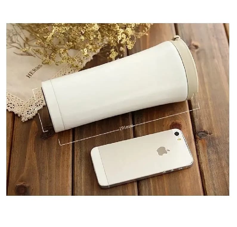 promosyon beyaz silindir matara, bej kapaklı; ahşap masada telefon ve dekor eşyaları, ölçülü görsel
