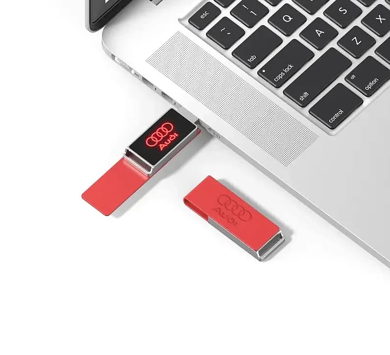 promosyon kırmızı deri kapaklı USB bellek, dizüstü bilgisayarda ışıklı logo baskılı