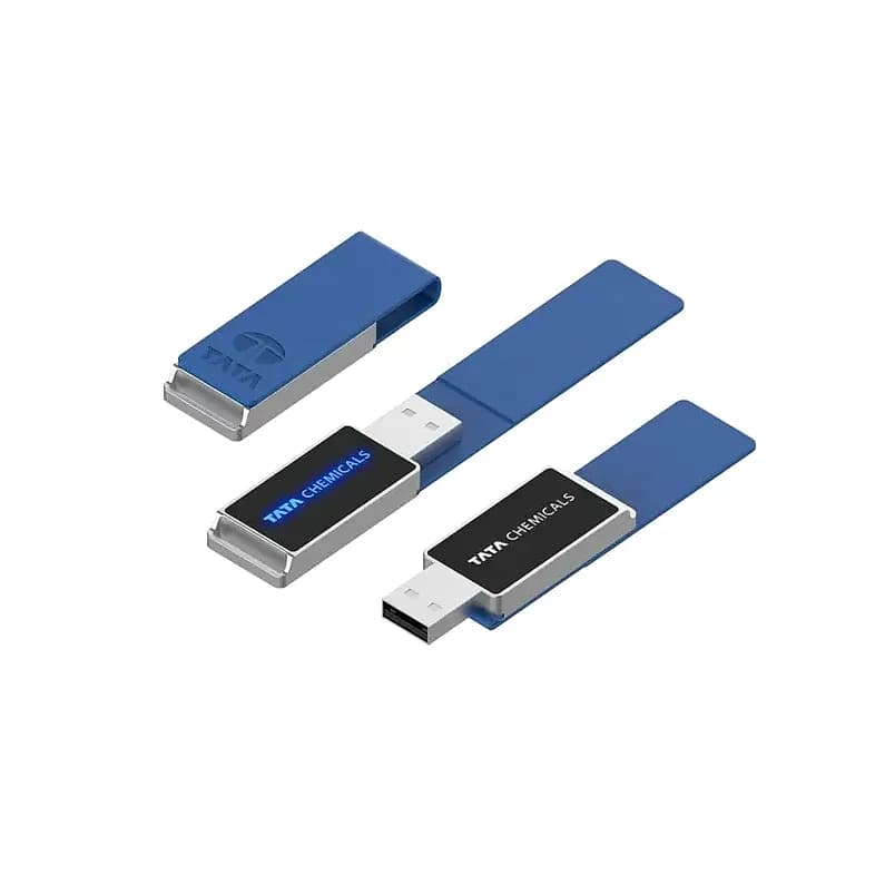 promosyon mavi deri kapaklı üç USB bellek, siyah panel üzerinde marka baskısı