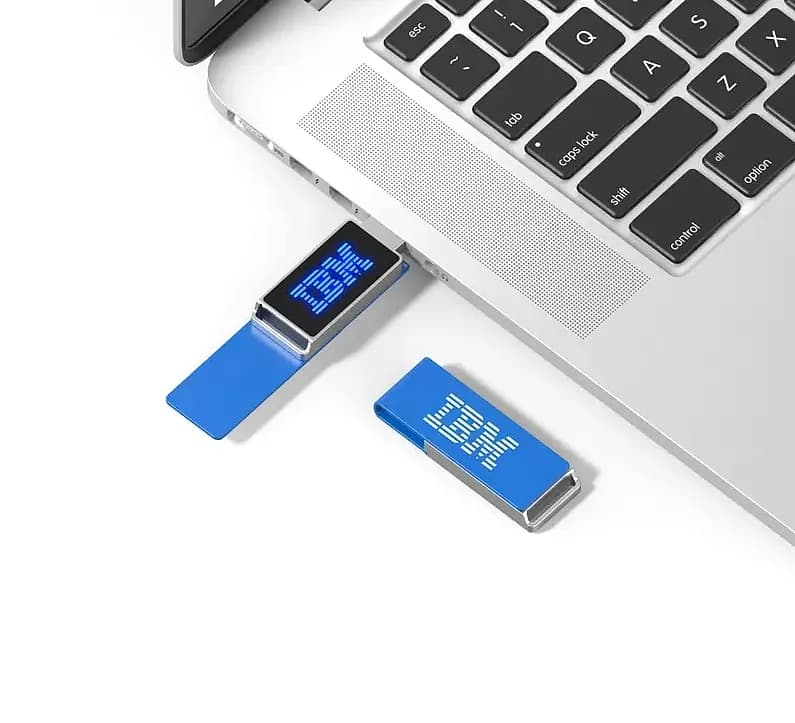 Işıklı Logolu Deri Kapaklı USB Bellek — toptan promosyon siparişlerine uygun