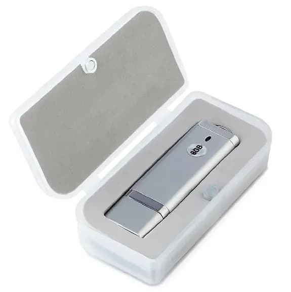 promosyon gümüş metal USB bellek, üstte yuvarlak askı halkası ve beyaz fon
