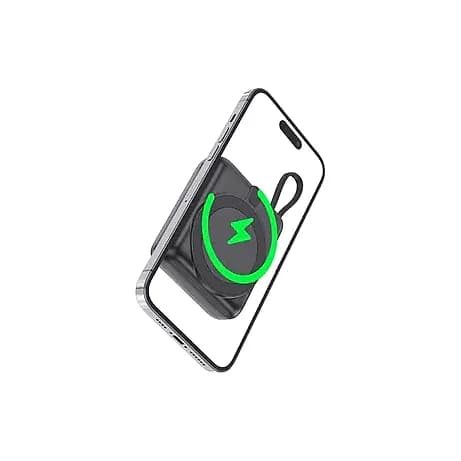 Promosyon manyetik powerbank, yeşil halka göstergesiyle telefon arkasına tutturulmuş