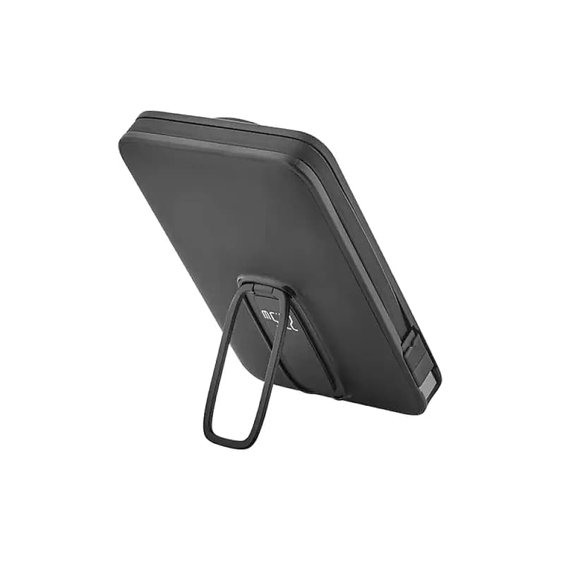 Siyah promosyon powerbank, arka katlanır ayak ve üç portlu gövde