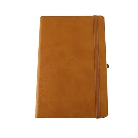 promosyon kahverengi suni deri kapaklı lastikli defter, sağ yanda kalem halkası, beyaz fon