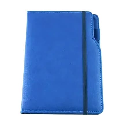 promosyon mavi düz suni deri kapaklı lastikli defter, üst köşede kalem halkası, beyaz fon