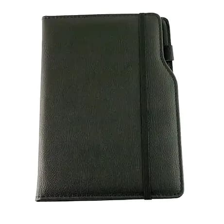 promosyon siyah düz suni deri kapaklı lastikli defter, üst köşede kalem halkası, beyaz fon