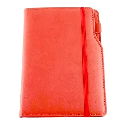 promosyon kırmızı suni deri kapaklı lastikli defter, düz ön çekim ve beyaz fon
