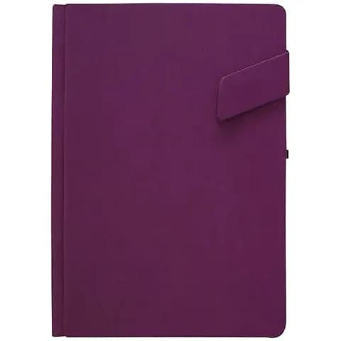 promosyon koyu mor pürüzsüz deri defter, yatay kapama kuşağı ve beyaz fon
