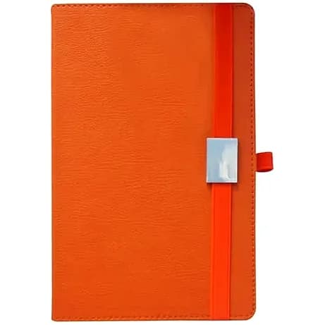 promosyon turuncu suni deri kapaklı lastikli defter, kare metal plaka detaylı, beyaz fonda önden çekim