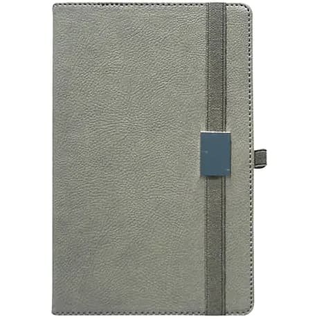 promosyon açık gri suni deri kapaklı lastikli defter, ince dikişli kenar, beyaz fonda önden çekim
