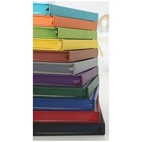 promosyon on bir adet renkli kumaş dokulu defter istifi, beyaz fon önünde