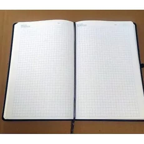 promosyon defter iç görünümü, açık kareli yapraklar ve siyah yer imi şeridi, ahşap masa