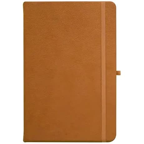 promosyon camel taba suni deri kapaklı lastikli defter, beyaz fonda önden düz çekim