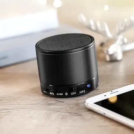 Promosyon siyah mini hoparlör, üstte delikli ızgara ve alt halkada kontrol düğmeleri