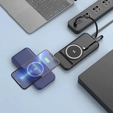 Promosyon siyah powerbank açık mavi zeminde, telefon ve dizüstü bilgisayarla birlikte