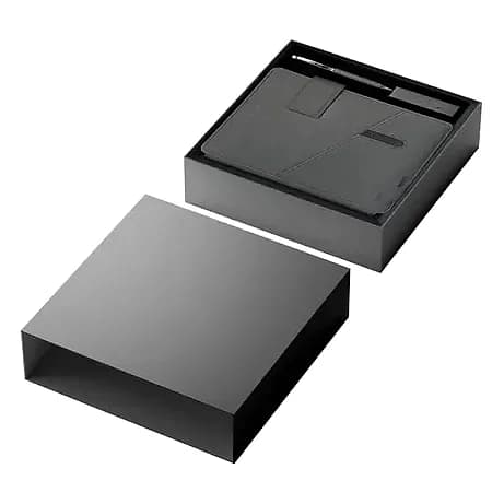 Promosyon organizer setinin açılmış siyah kutusu, powerbank ve bellek yuvası
