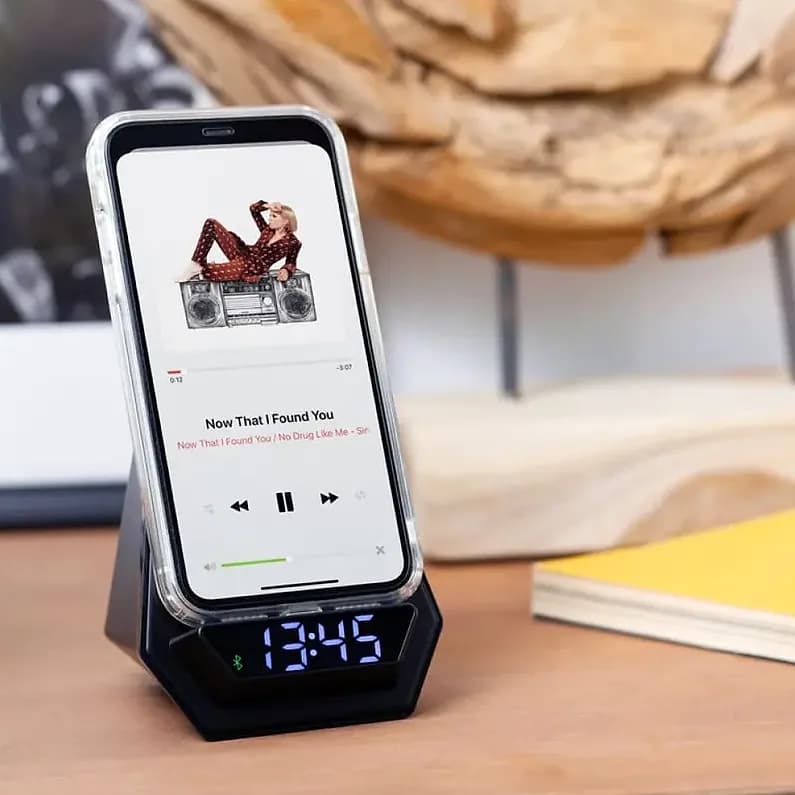 Ahşap masada telefon tutuculu siyah promosyon hoparlör, mavi saat göstergeli