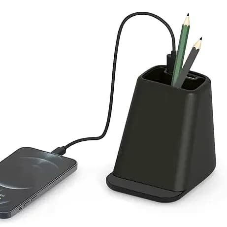 Promosyon siyah kalemliğin üst haznesindeki çift USB çıkışı yakından görünüyor
