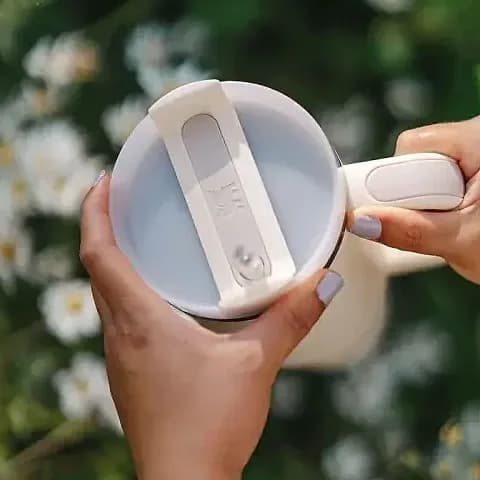 Promosyon krem termos bardak iki elle tutulurken, kapağında sürgülü içme mekanizması