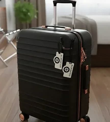 Promosyon beyaz bagaj etiketi siyah valize bağlı, otel odasında iki adet asılı halde
