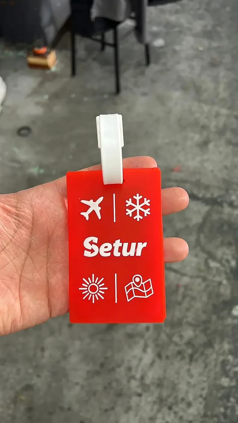 Promosyon kırmızı bavul etiketi, beyaz askı halkalı ve seyahat ikonlu baskı desenli