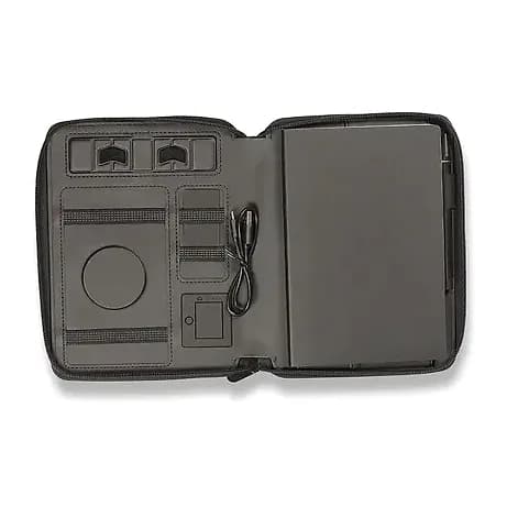 Promosyon açılmış siyah organizer, elastik cepleri ve yuvarlak powerbank gözüyle