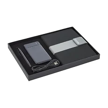 Promosyon hediye seti siyah kutuda, defter kalem powerbank ve kablosuyla