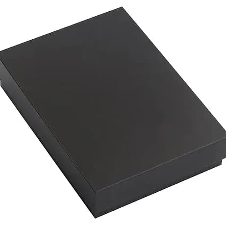Promosyon metal kasalı powerbank, düz siyah yüzeyiyle beyaz zeminde