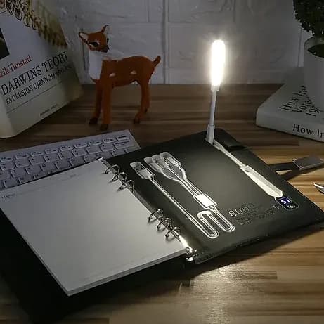 Promosyon açık siyah organizer, powerbank ve esnek lamba bölmeleriyle masada