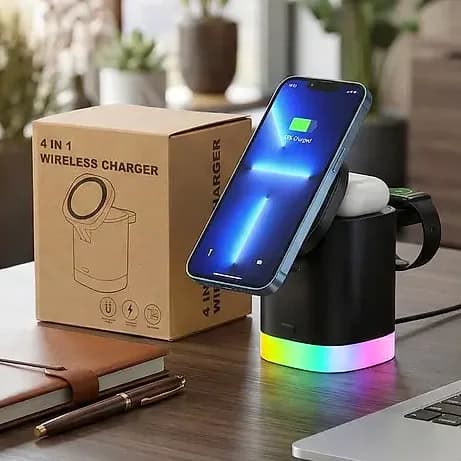 Promosyon dört bölmeli kablosuz şarj standı, karton kutusuyla ahşap masada